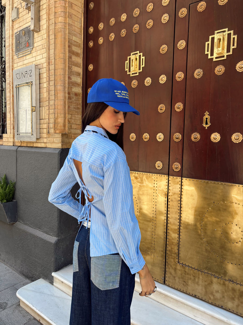 Estelle stribet skjorte med åben ryg - Blå/hvid