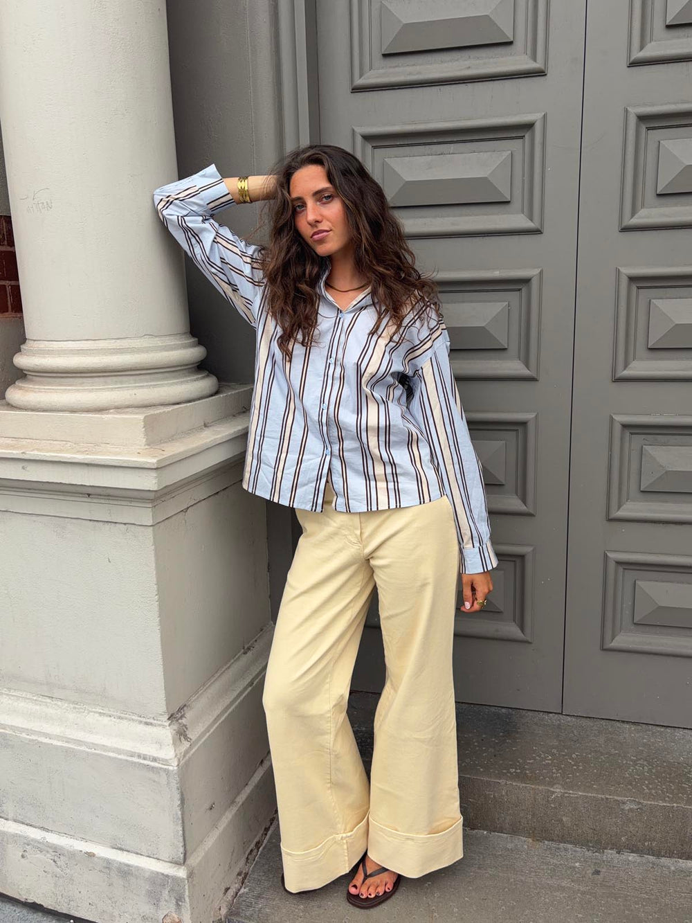 Miki stribet skjorte med åben ryg - Lyseblå/beige