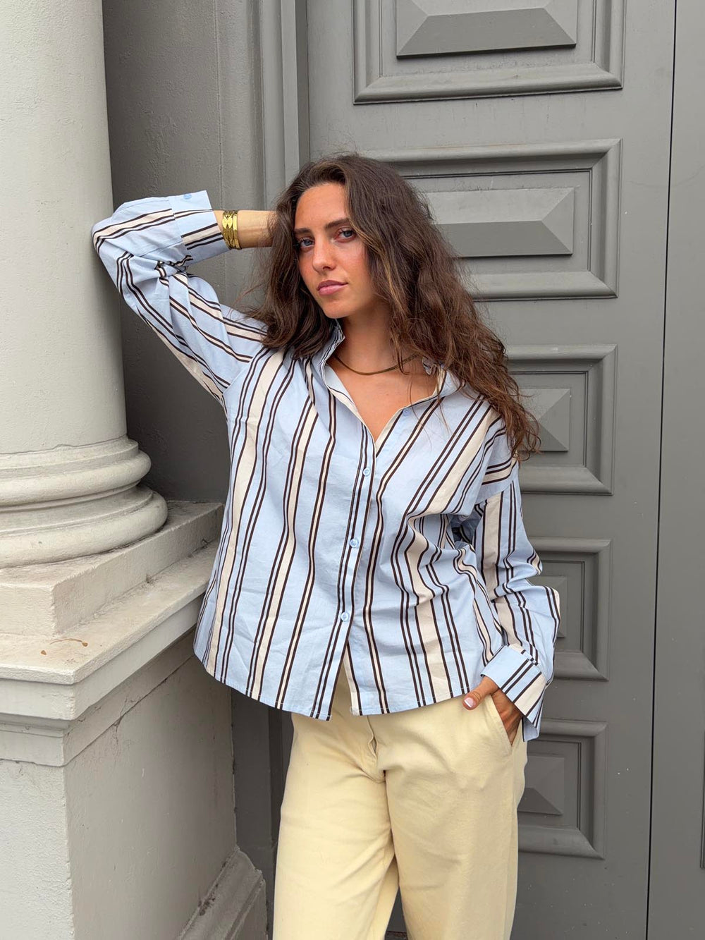 Miki stribet skjorte med åben ryg - Lyseblå/beige