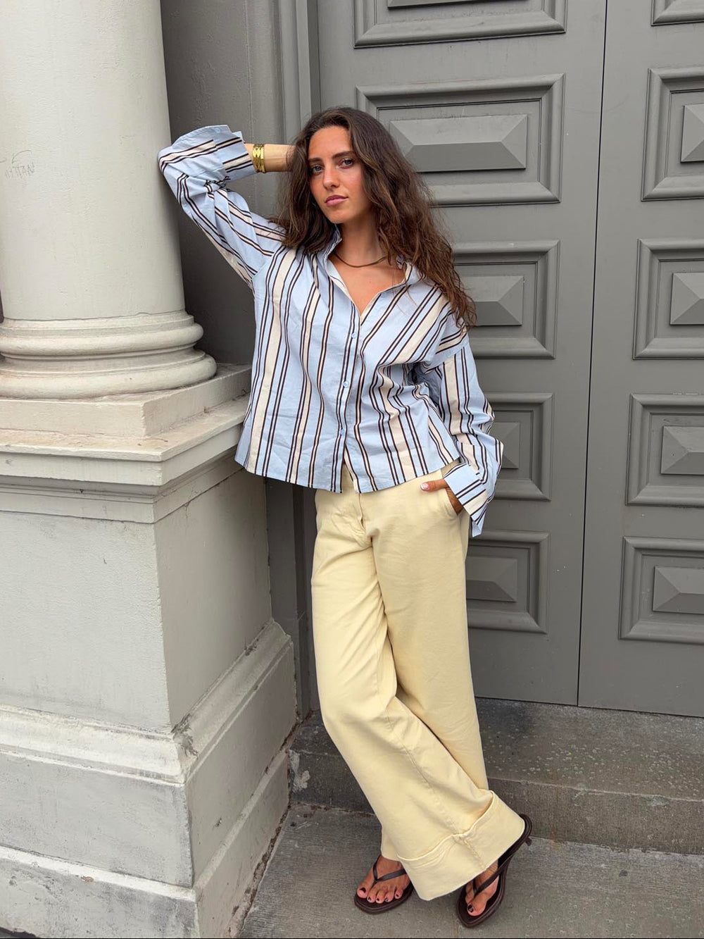 Miki stribet skjorte med åben ryg - Lyseblå/beige