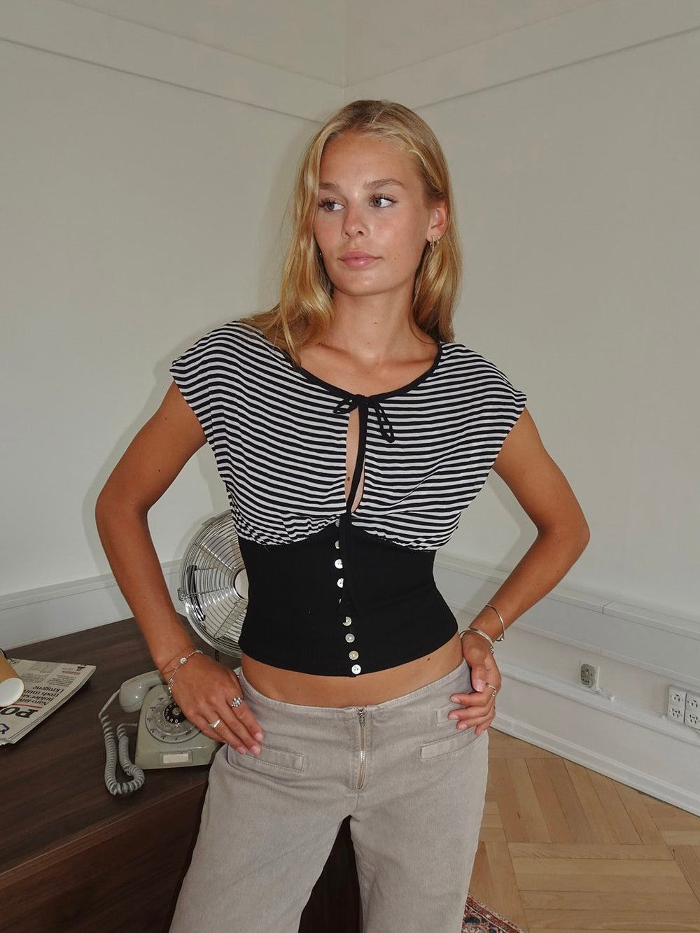 Bianca stribet top med detaljer - Sort/hvid