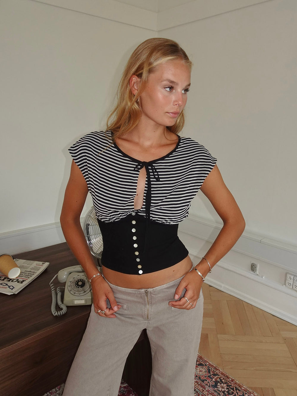 Bianca stribet top med detaljer - Sort/hvid