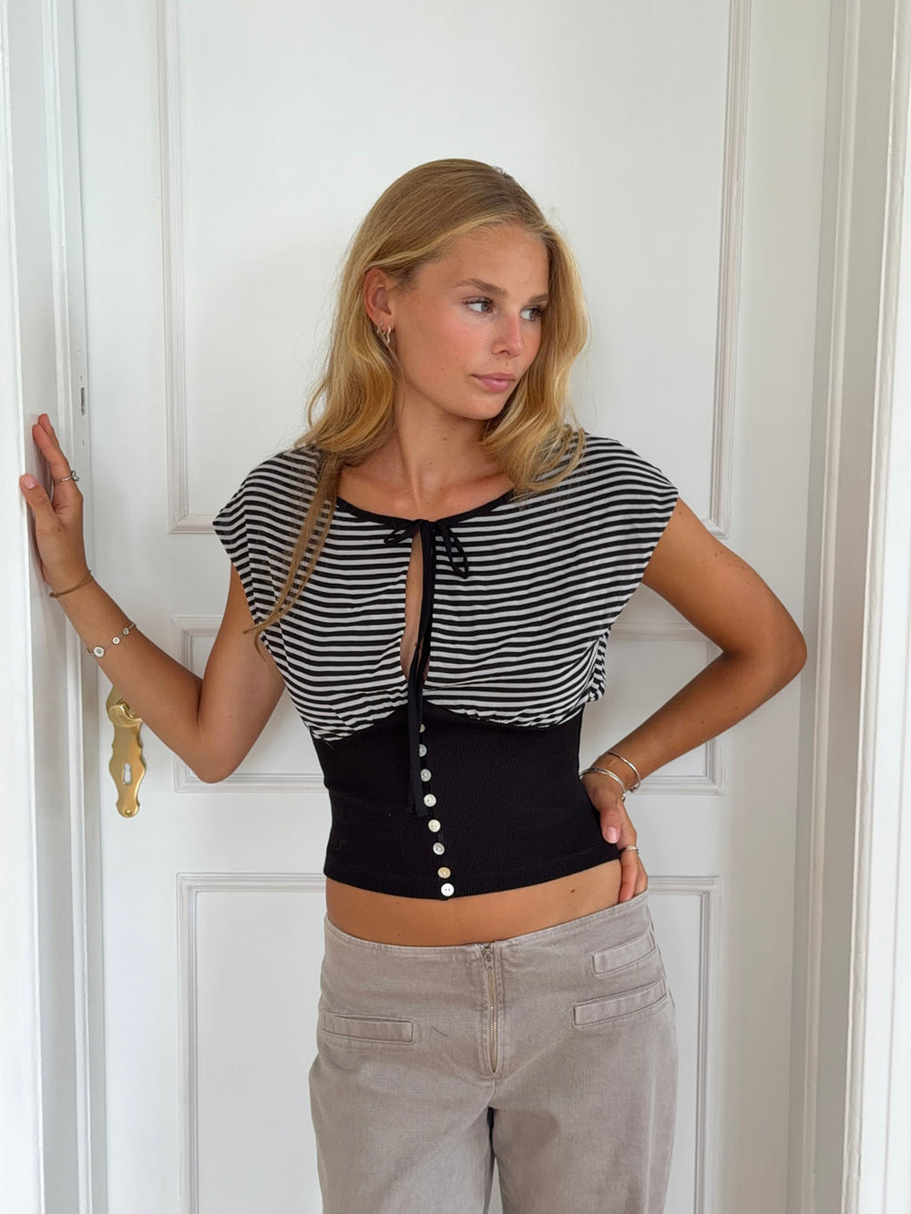 Bianca stribet top med detaljer - Sort/hvid