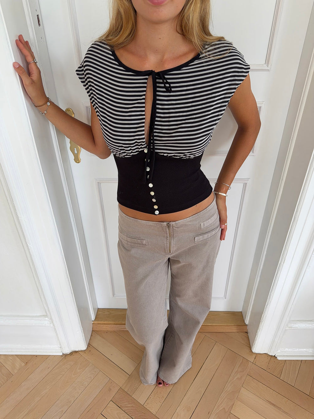Bianca stribet top med detaljer - Sort/hvid