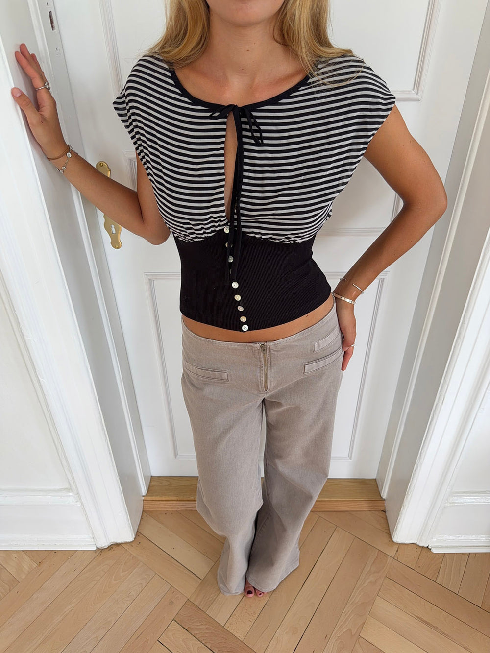 Bianca stribet top med detaljer - Sort/hvid