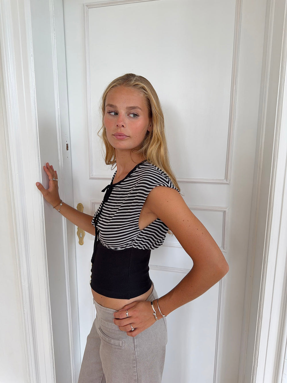 Bianca stribet top med detaljer - Sort/hvid