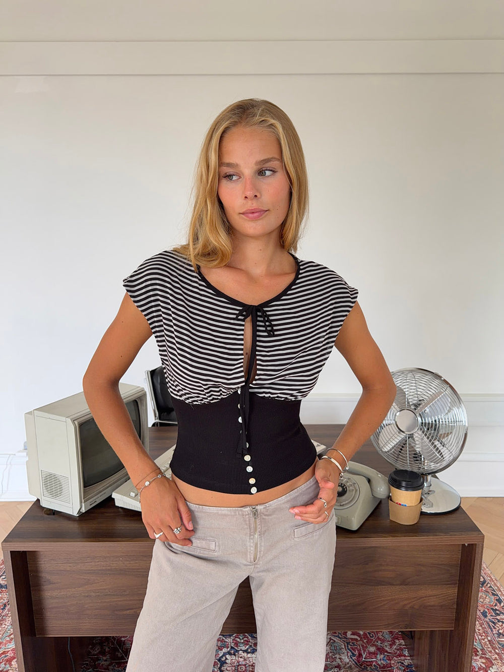 Bianca stribet top med detaljer - Sort/hvid