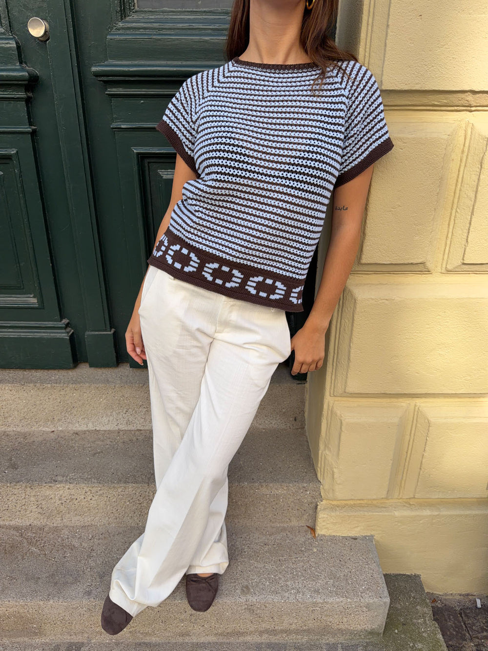 Alfi strikket t-shirt med striber - Hvid/brun