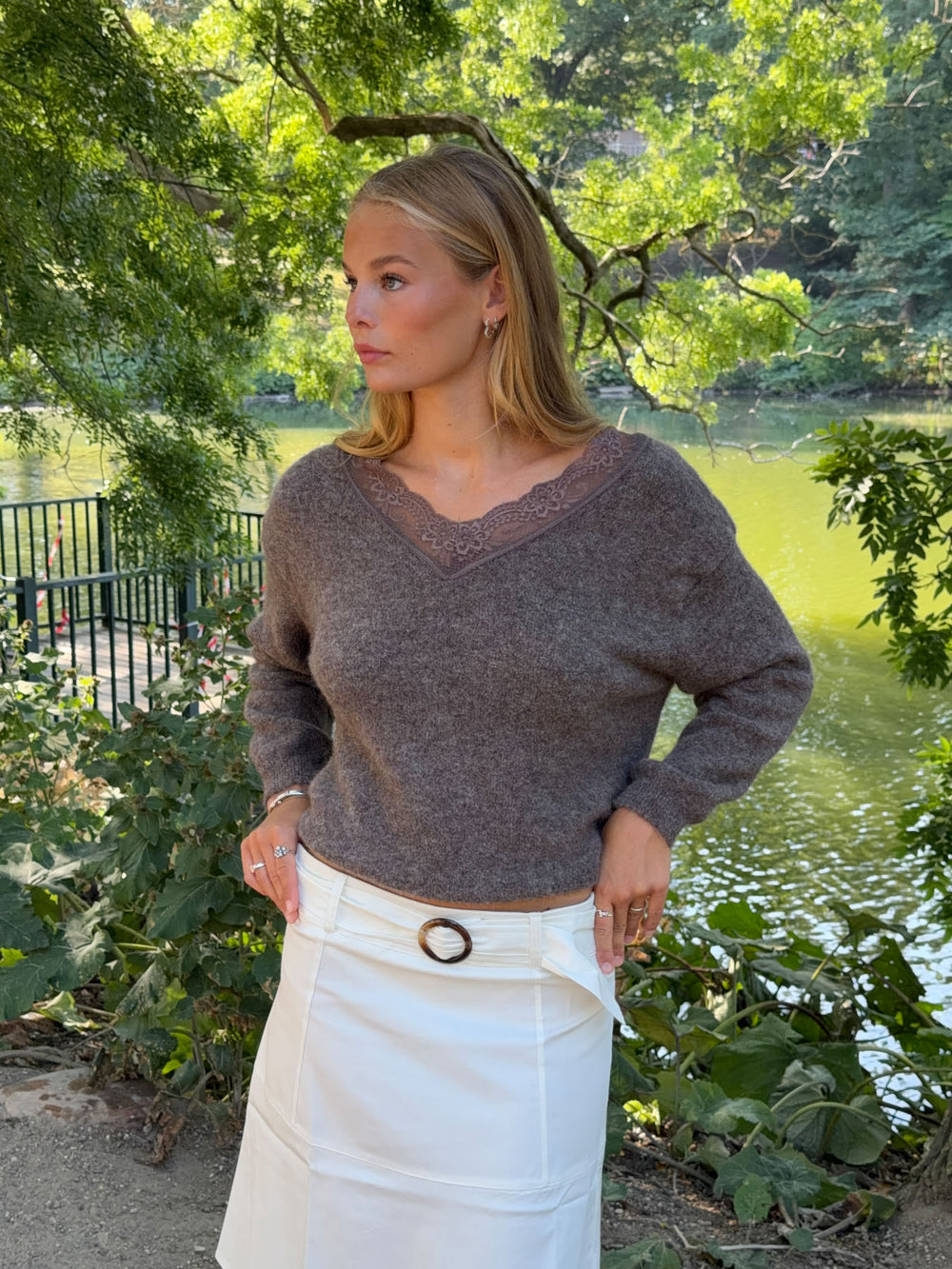 Stina striktrøje med blonder - Brun