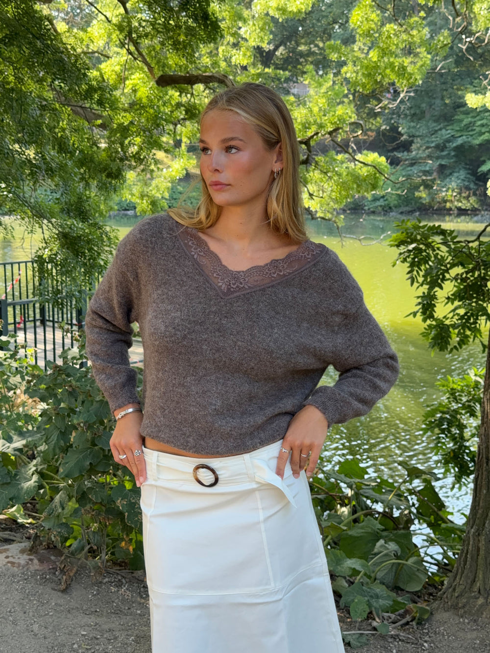 Stina striktrøje med blonder - Brun