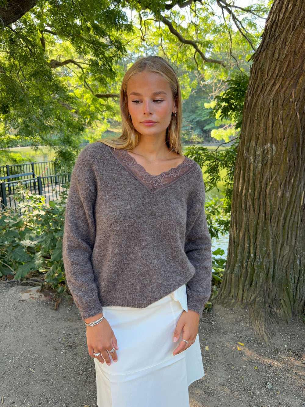 Stina striktrøje med blonder - Brun