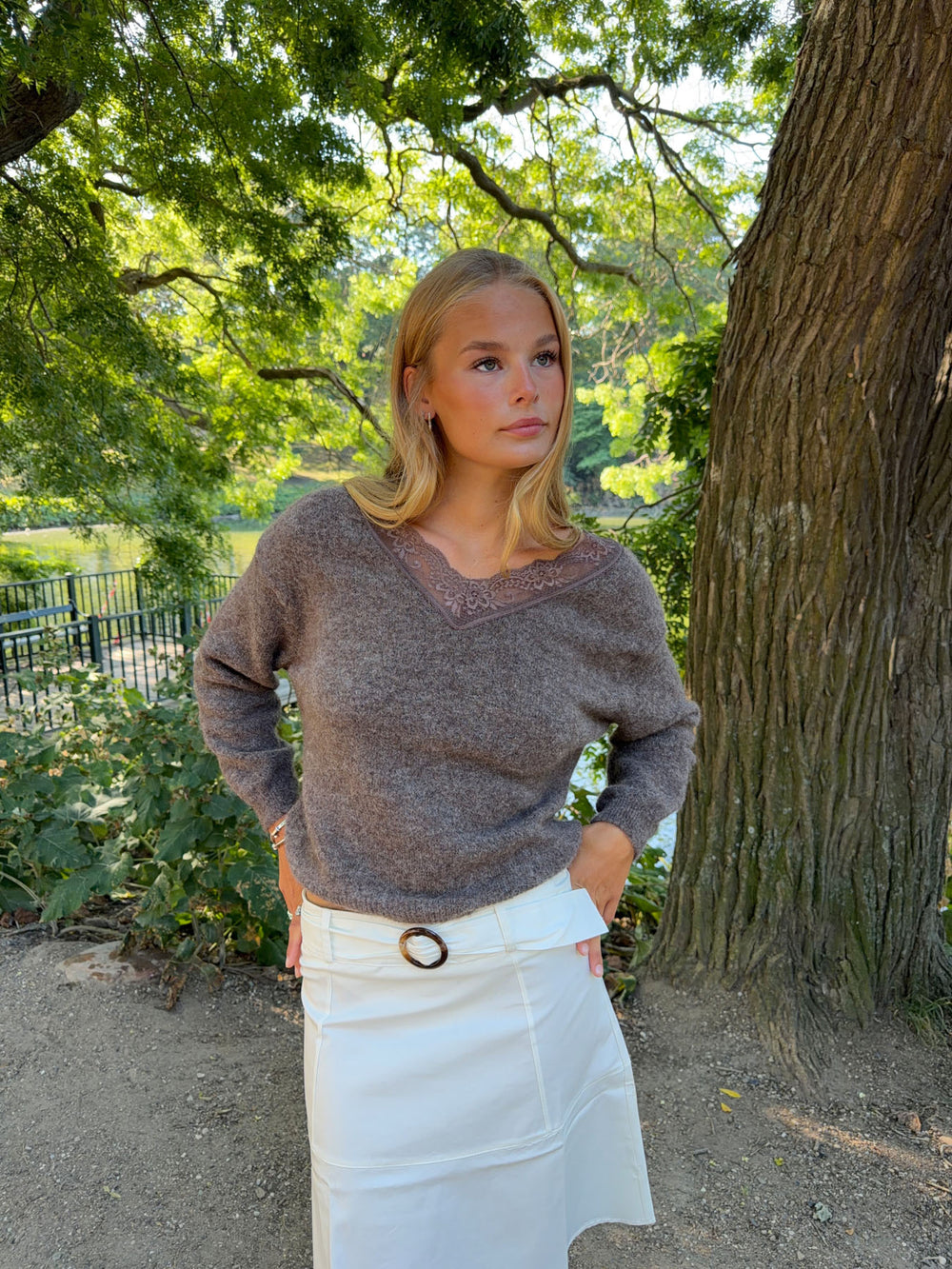 Stina striktrøje med blonder - Brun