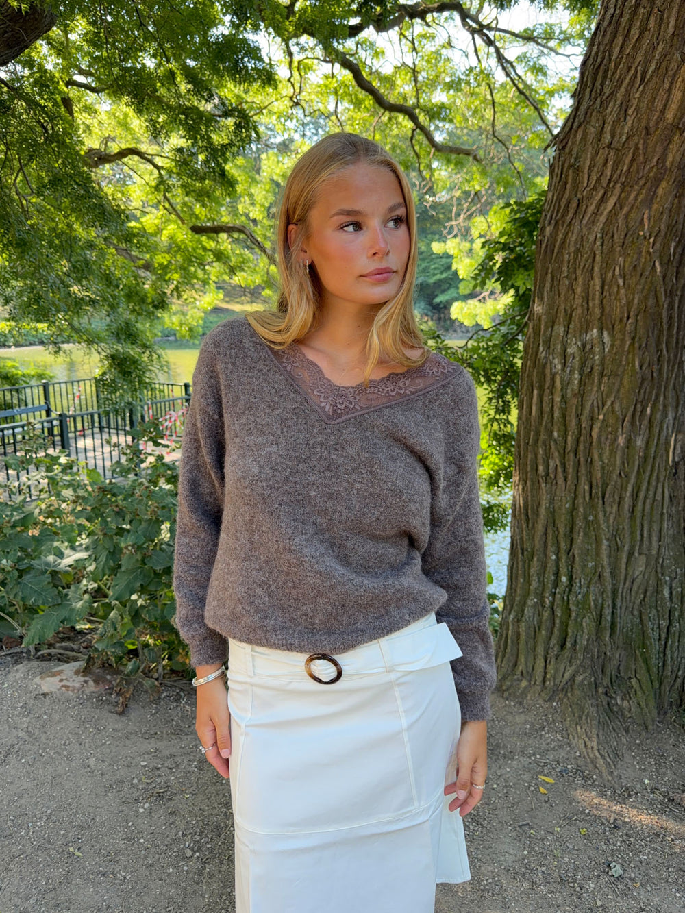 Stina striktrøje med blonder - Brun