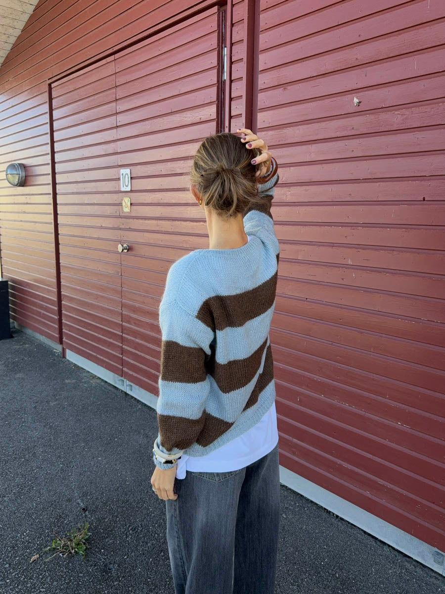 Trish striktrøje med striber - Lyseblå og brun