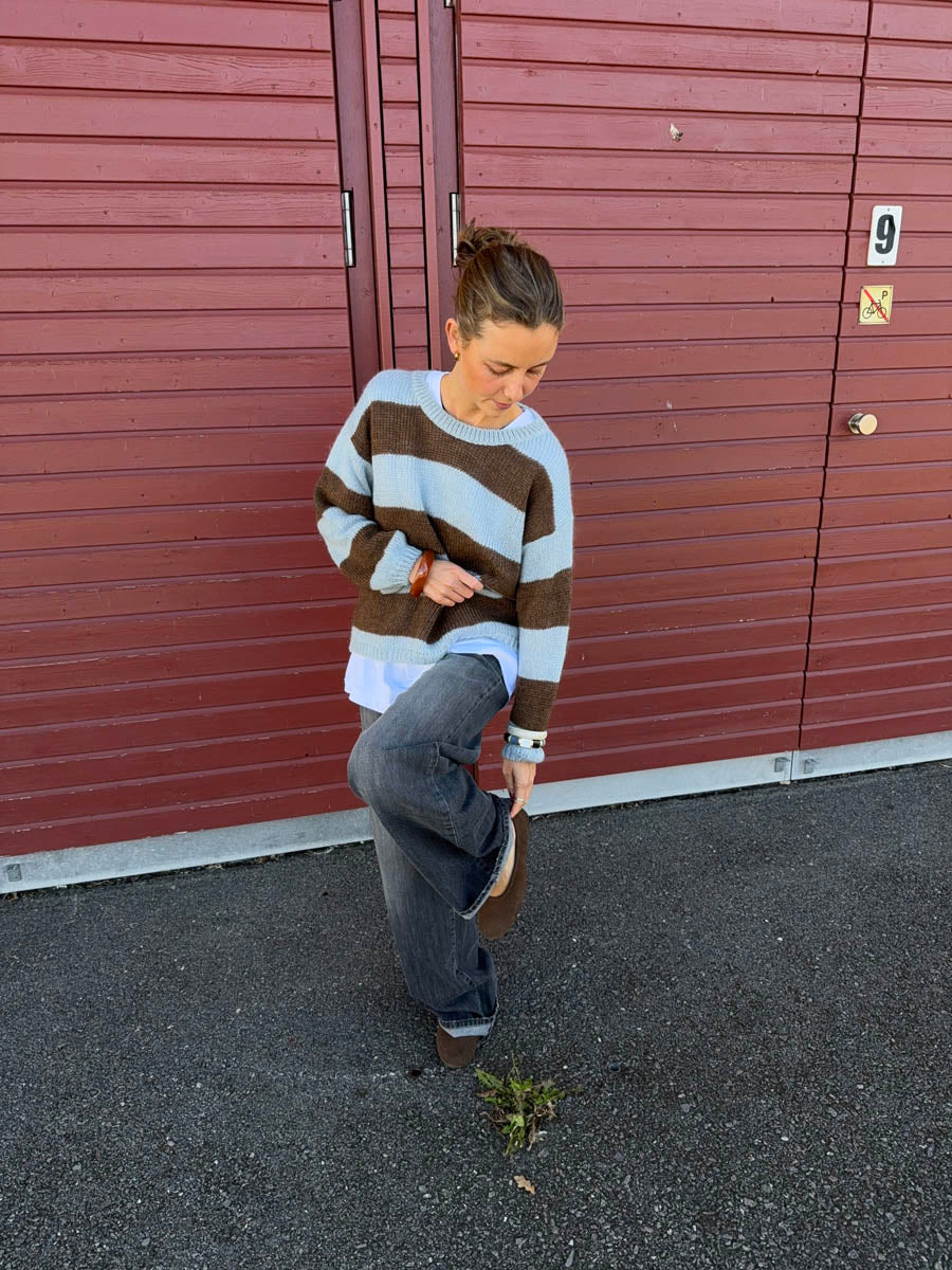 Trish striktrøje med striber - Lyseblå og brun