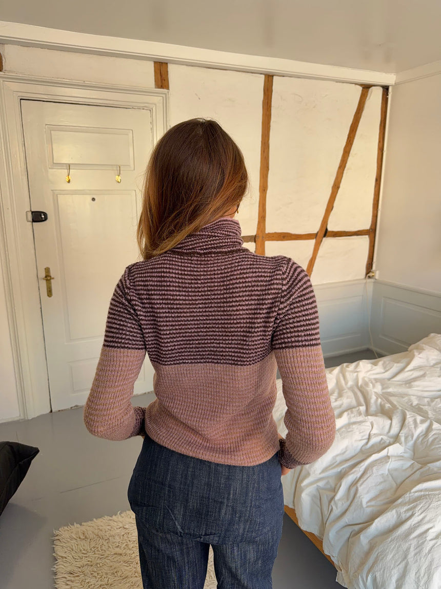 Swela striktrøje med turtleneck - Mørkebrun/lyserød