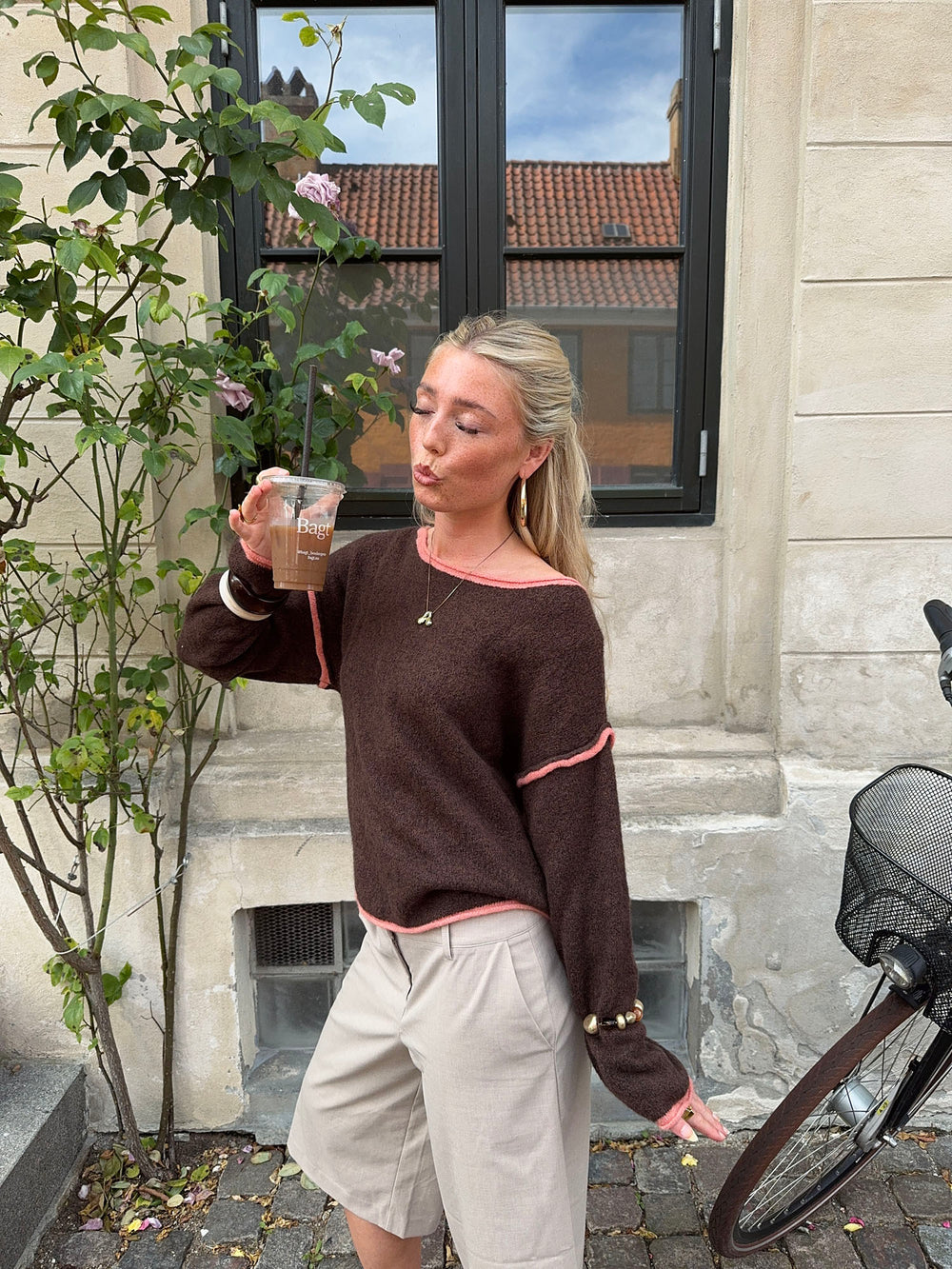 Ludovica striktrøje med detaljer - Brun/koral lyserød