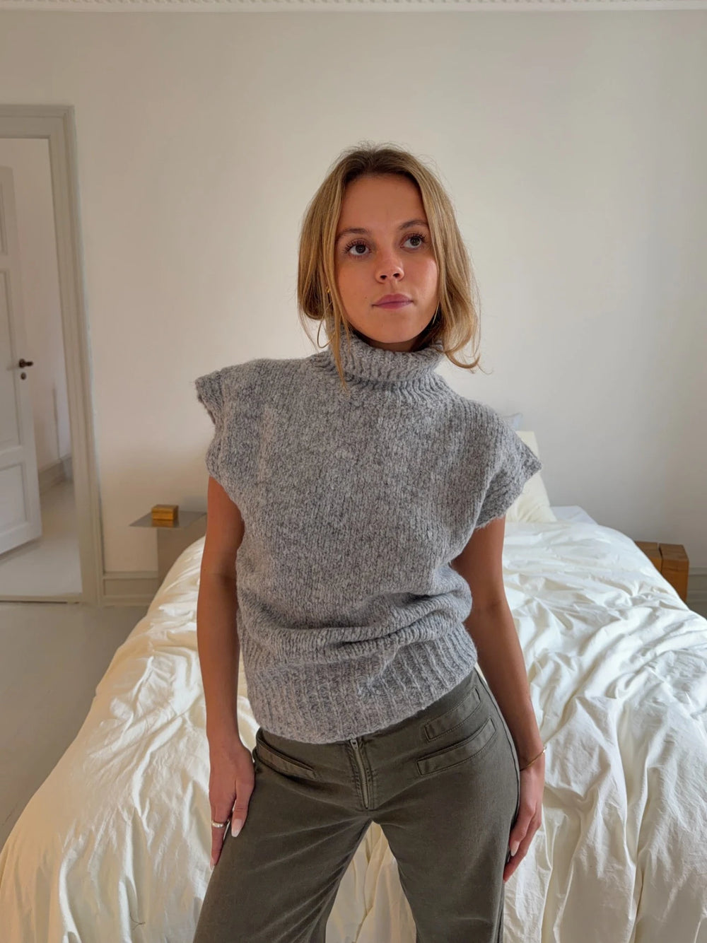 Nivena strikvest med turtleneck - Lysegrå