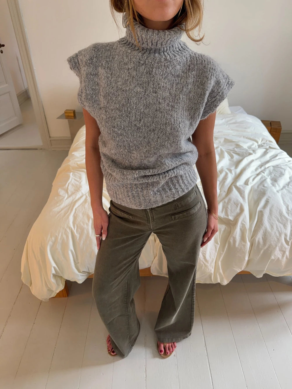 Nivena strikvest med turtleneck - Lysegrå