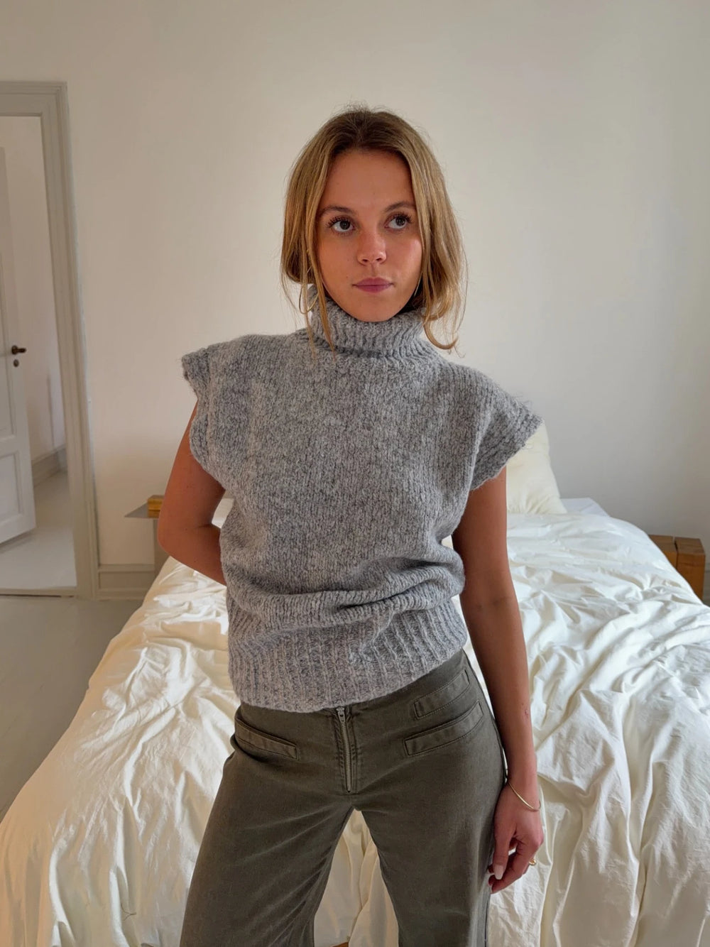 Nivena strikvest med turtleneck - Lysegrå