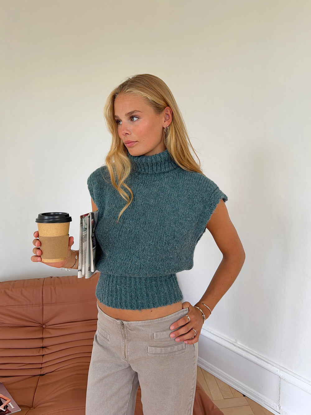 Nivena strikvest med turtleneck - Blå