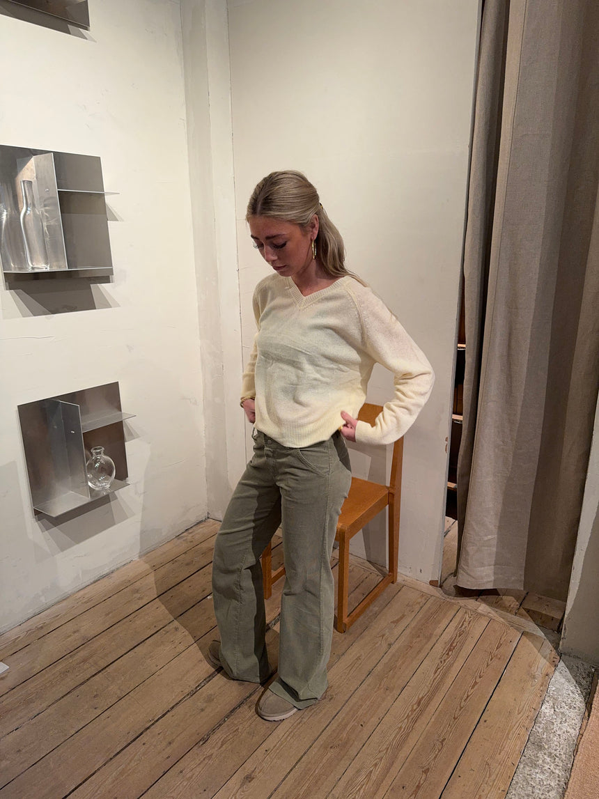 Aiko sweater med v-udskæring - Gul
