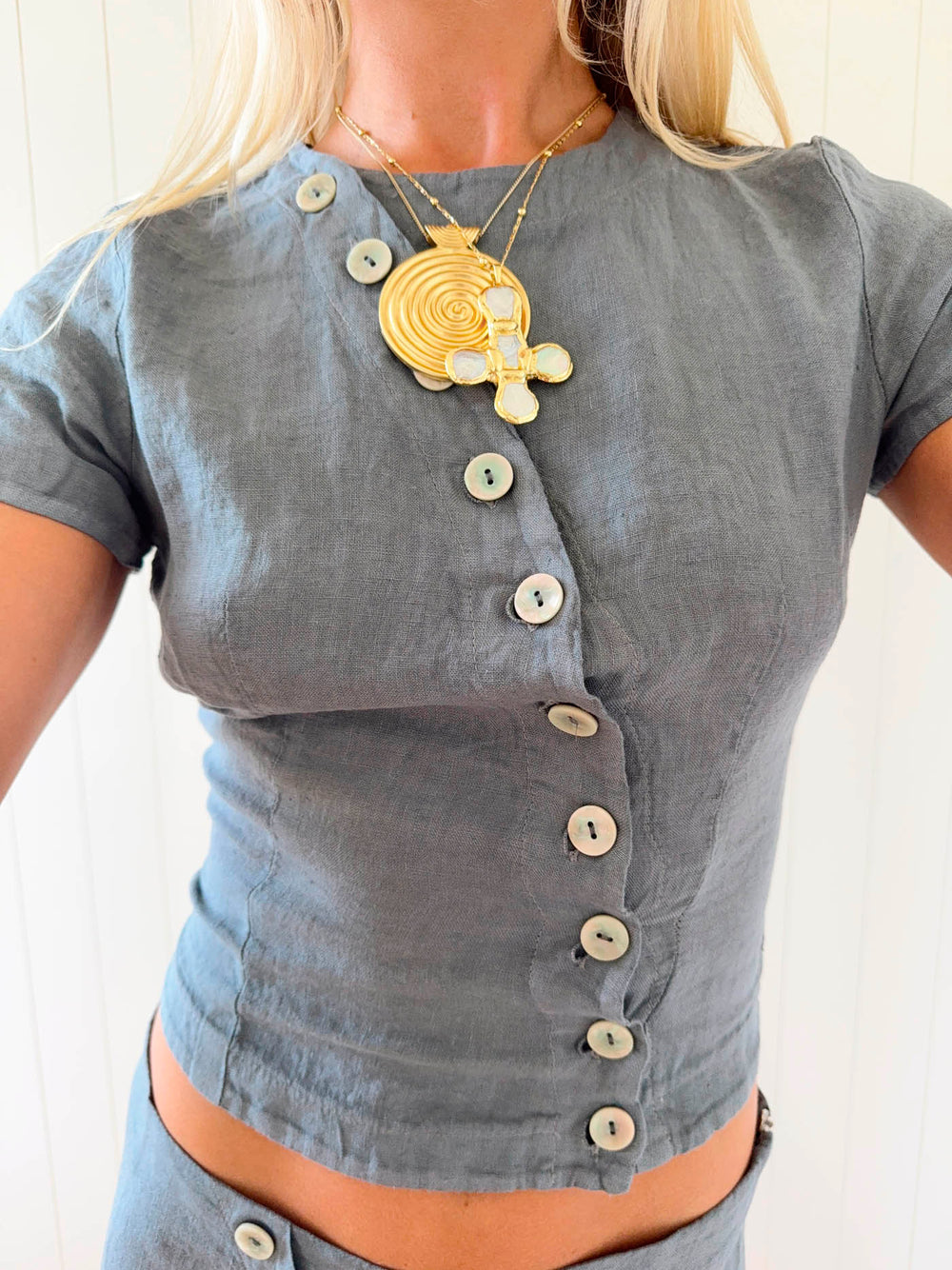 Scandivv t-shirt med asymmetriske knapper - Grå