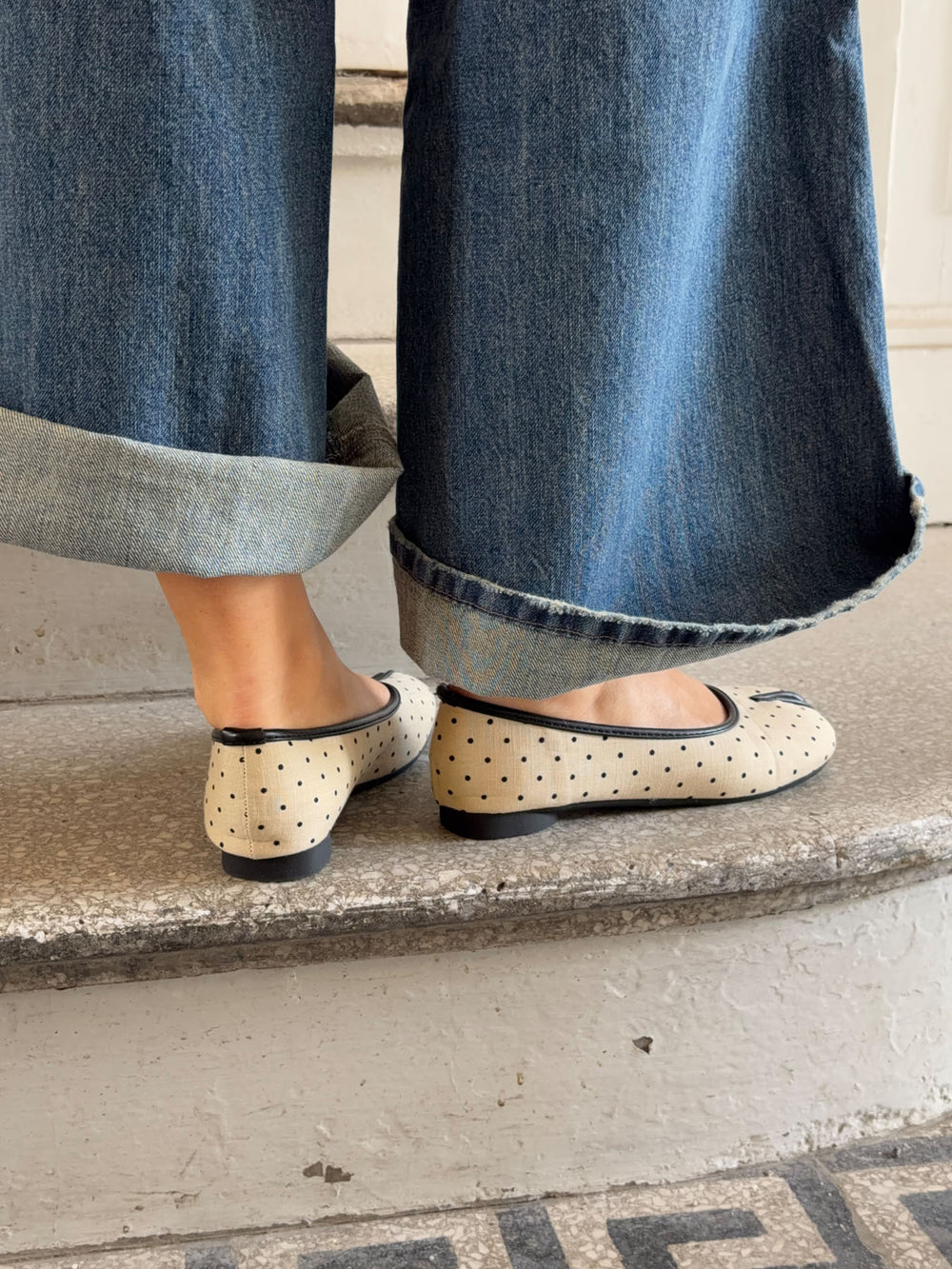 Elivia split toe ballerina med polkaprikker - Hvid/sort