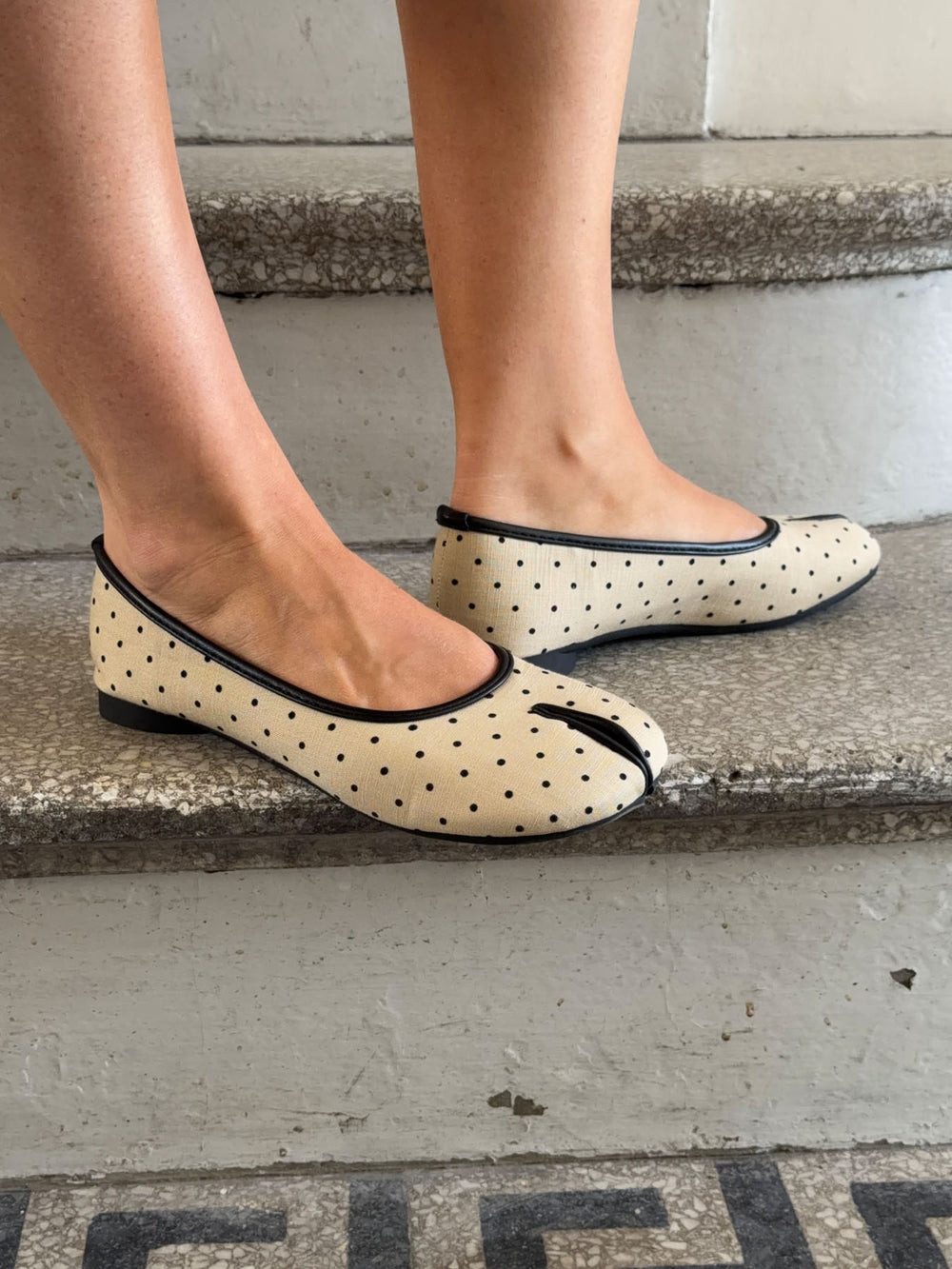 Elivia split toe ballerina med polkaprikker - Hvid/sort