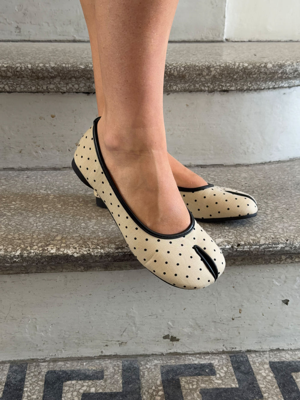 Elivia split toe ballerina med polkaprikker - Hvid/sort