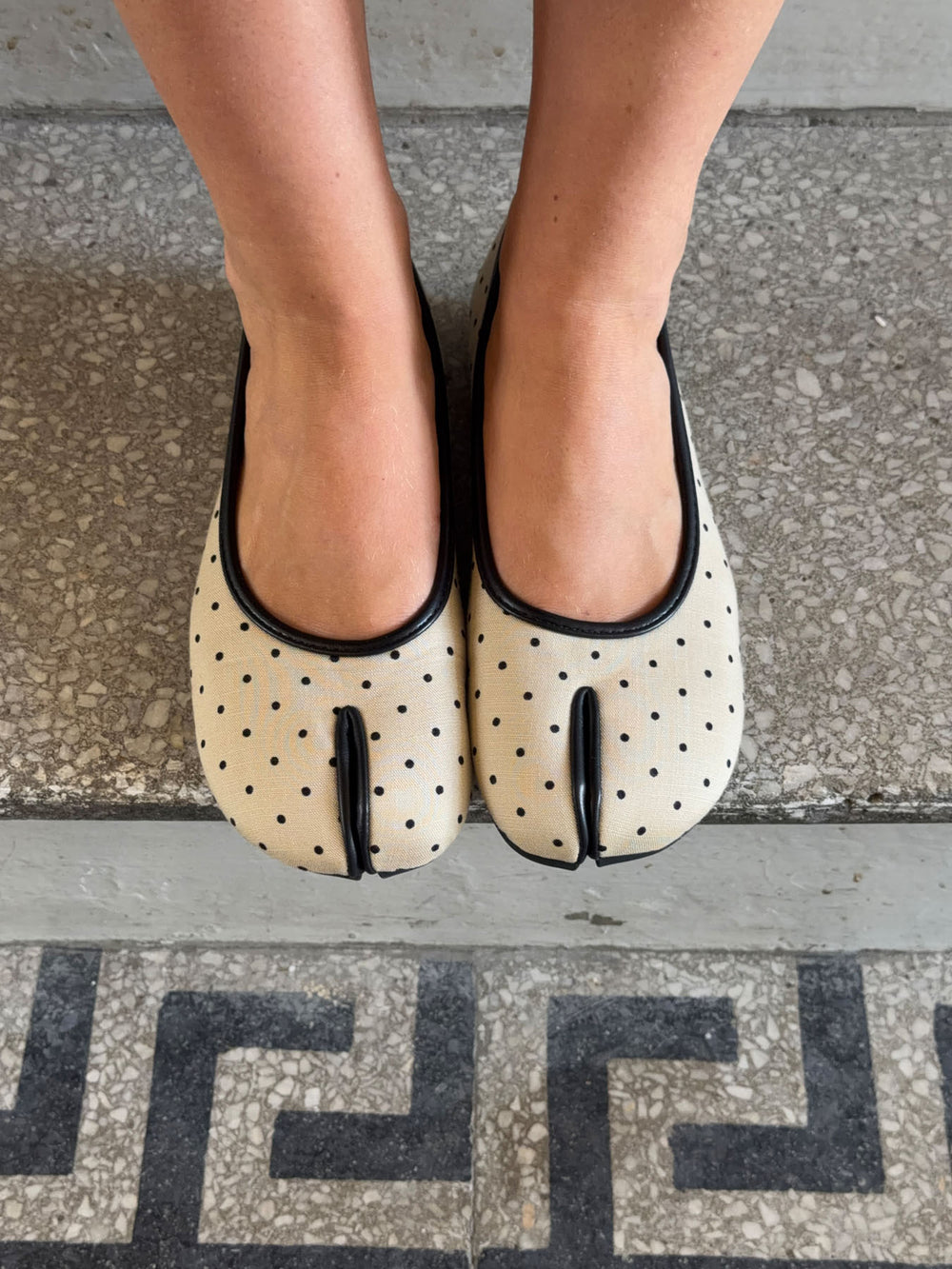 Elivia split toe ballerina med polkaprikker - Hvid/sort