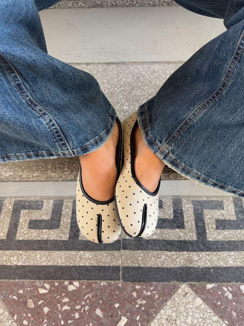 Elivia split toe ballerina med polkaprikker - Hvid/sort