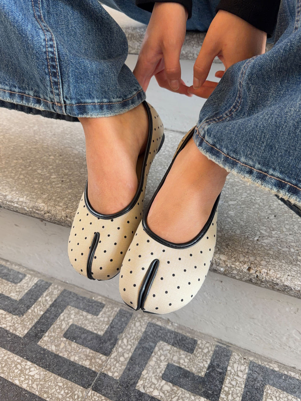 Elivia split toe ballerina med polkaprikker - Hvid/sort