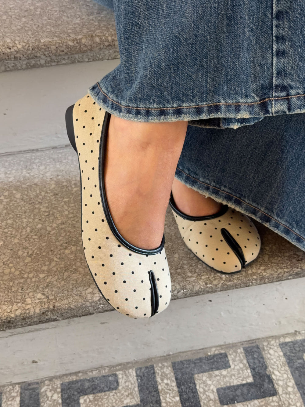 Elivia split toe ballerina med polkaprikker - Hvid/sort