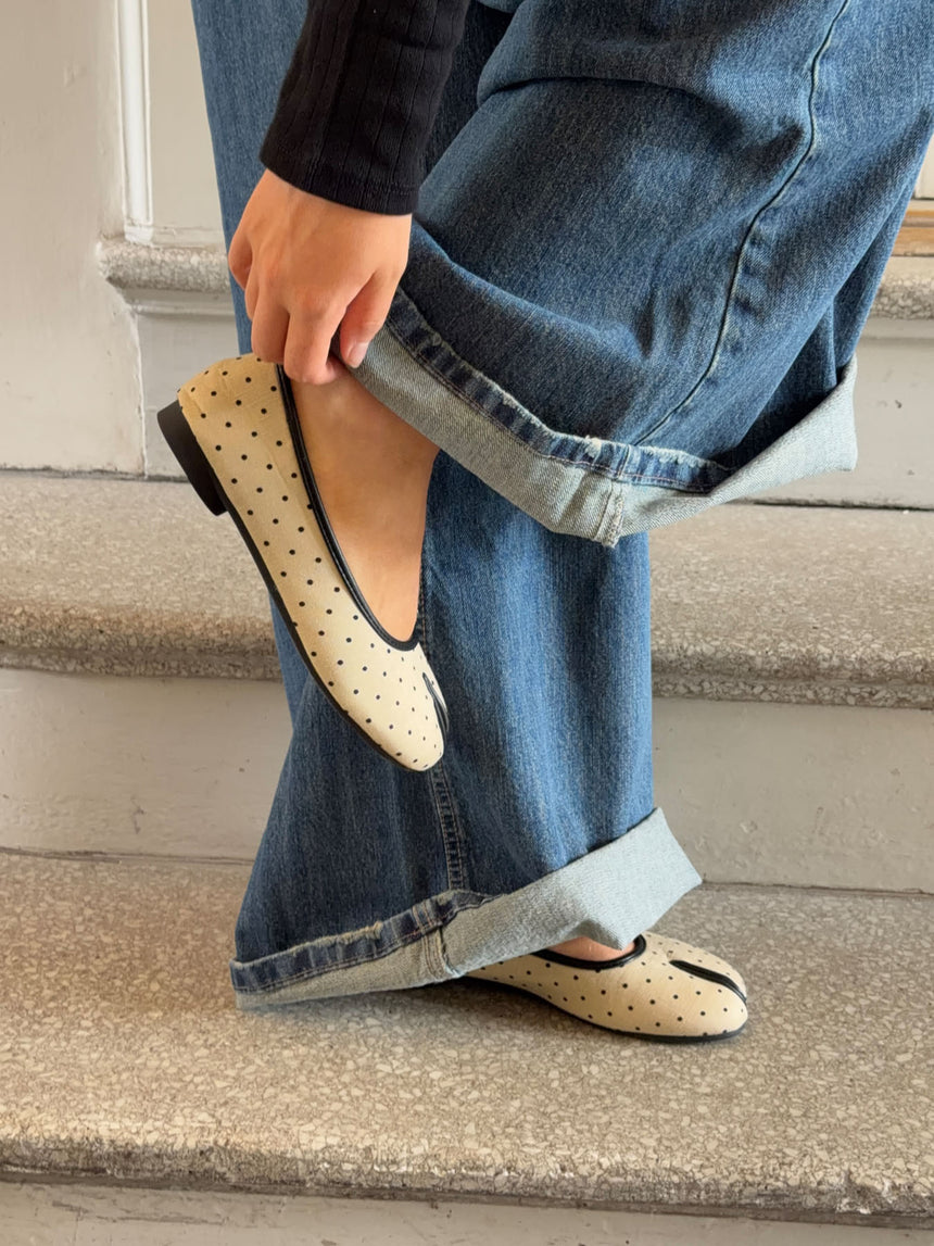 Elivia split toe ballerina med polkaprikker - Hvid/sort
