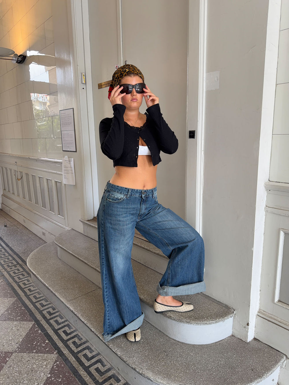 Elivia split toe ballerina med polkaprikker - Hvid/sort