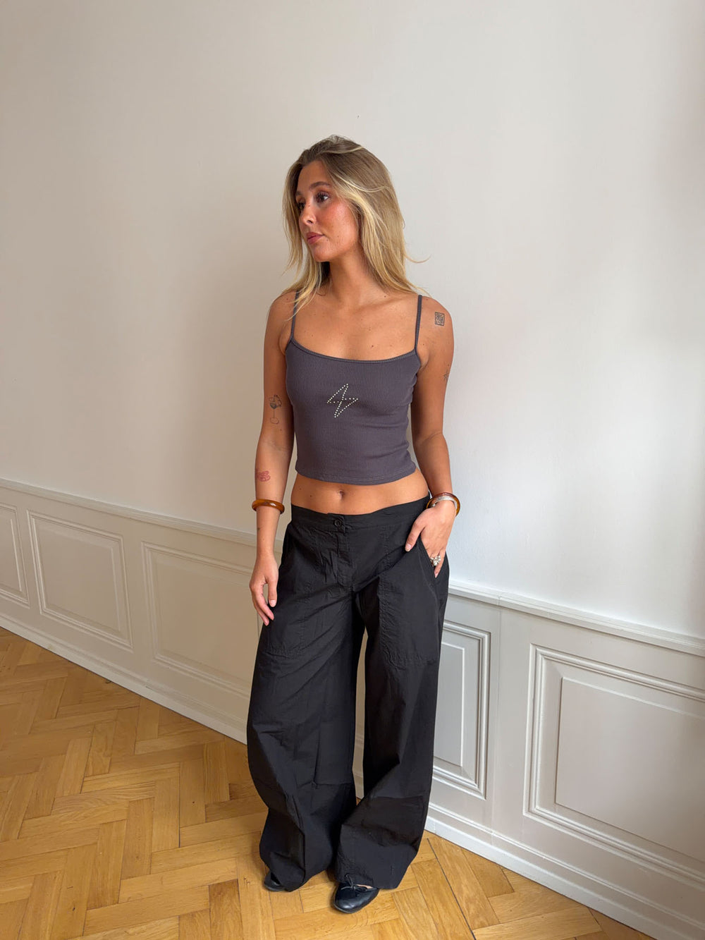 Thilde tanktop med rhinsten - Mørkegrå