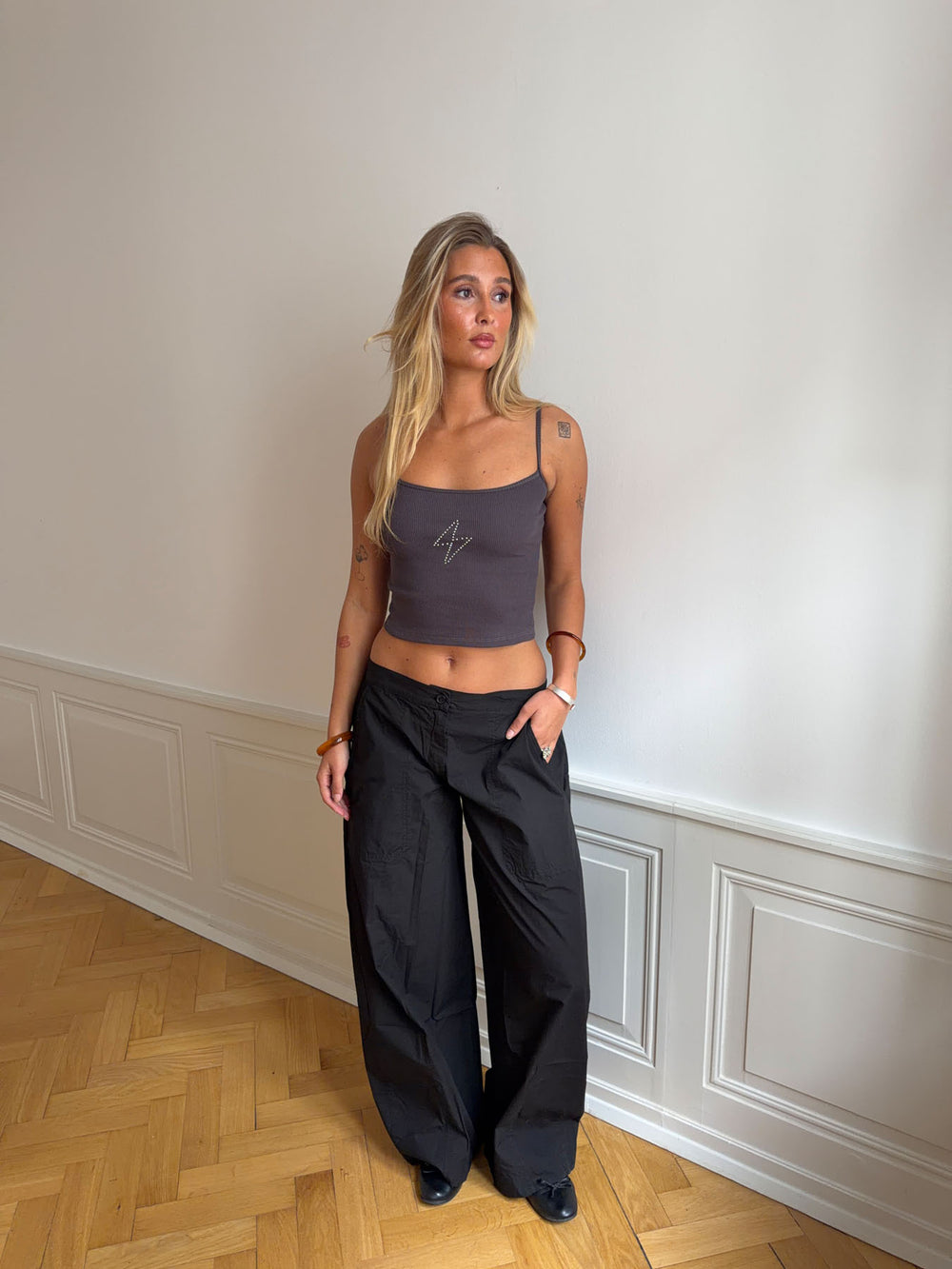 Thilde tanktop med rhinsten - Mørkegrå