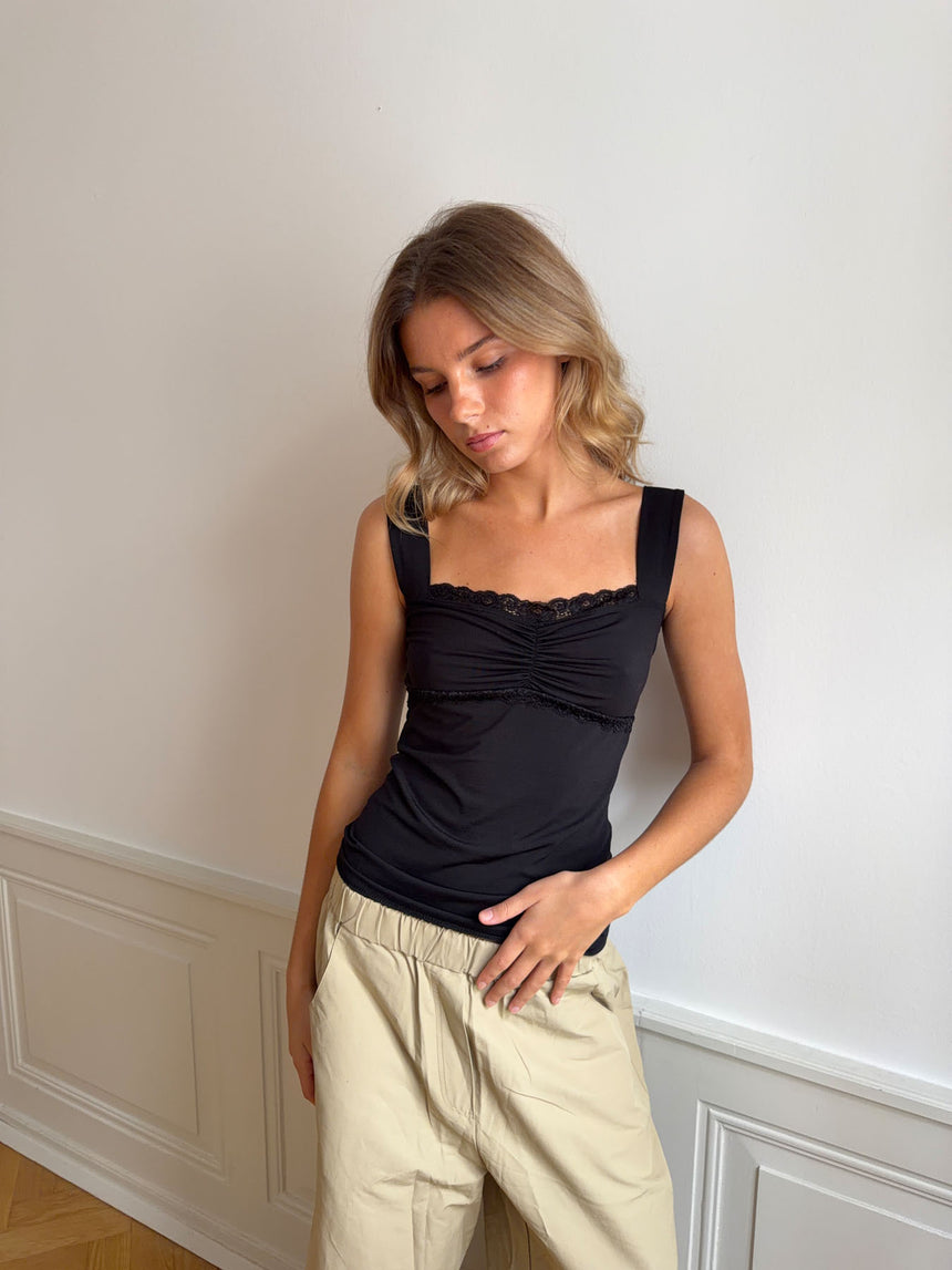 Mandaline tanktop med blondedetalje - Sort
