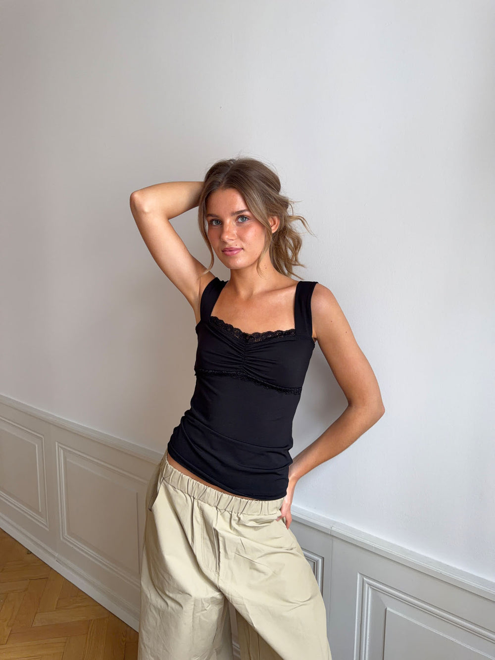 Mandaline tanktop med blondedetalje - Sort