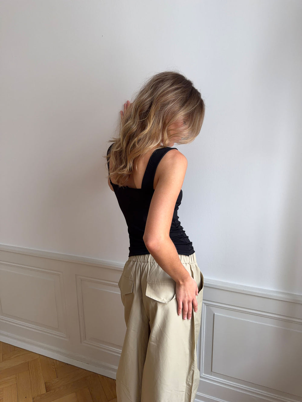 Mandaline tanktop med blondedetalje - Sort