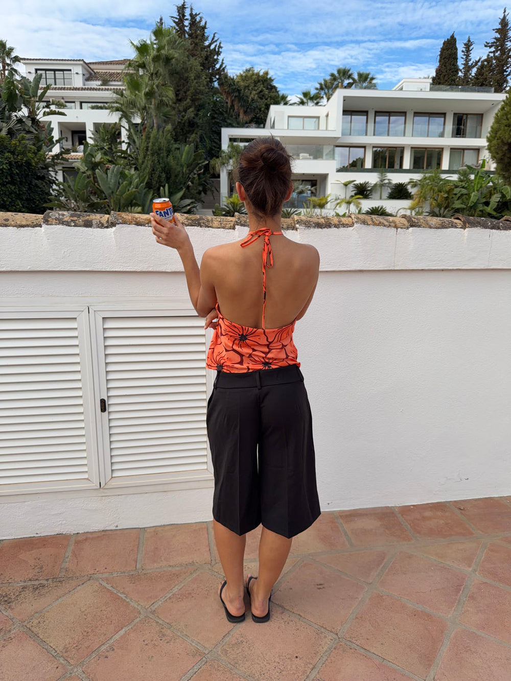 Sibilia top med blomster - Orange/sort