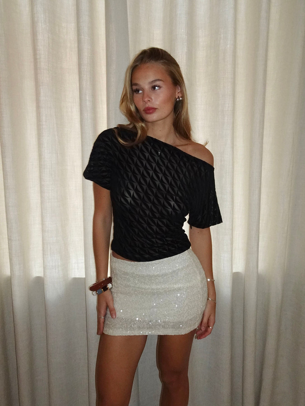 Florine top med mønster i mesh - Sort