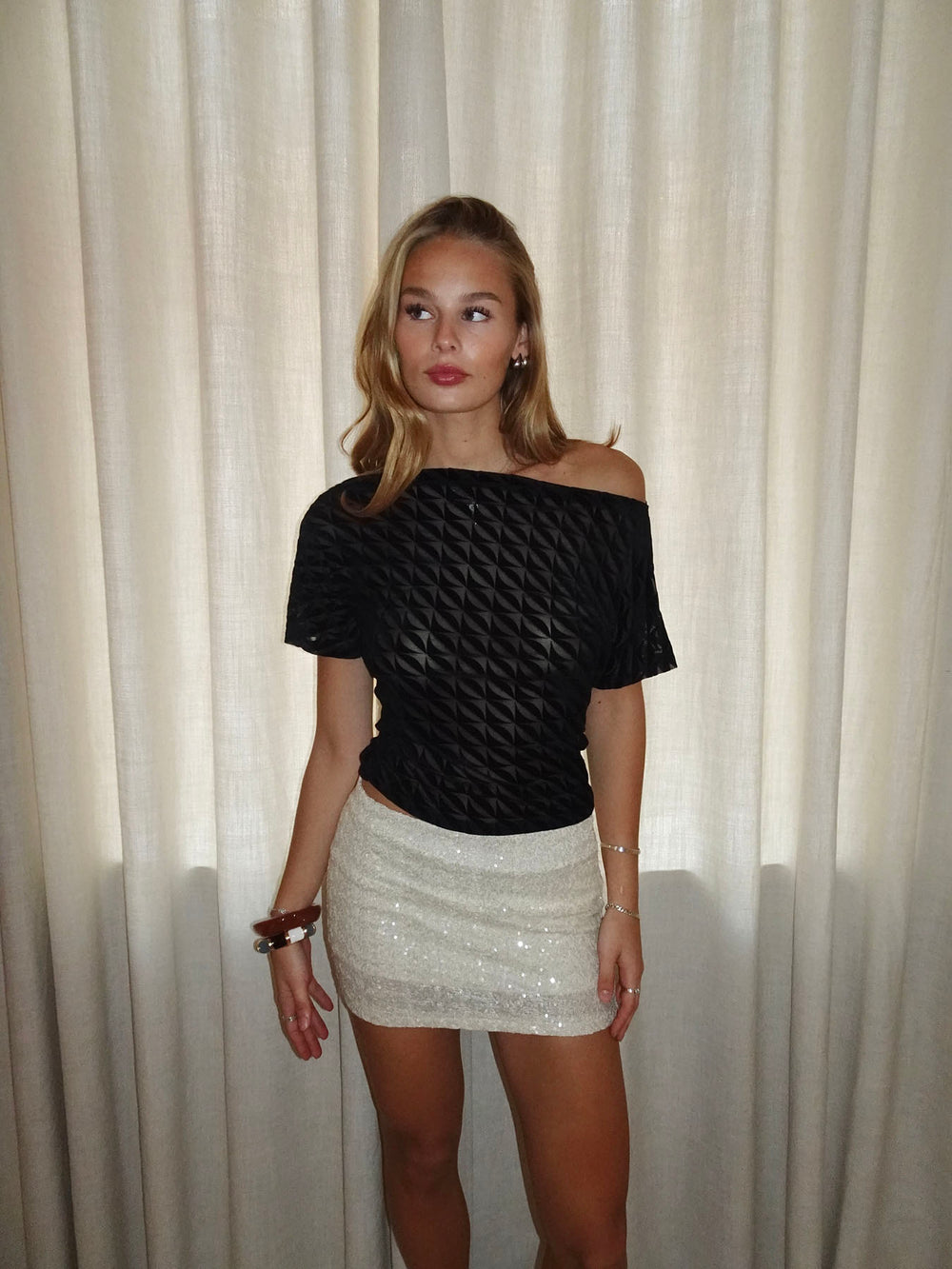 Florine top med mønster i mesh - Sort