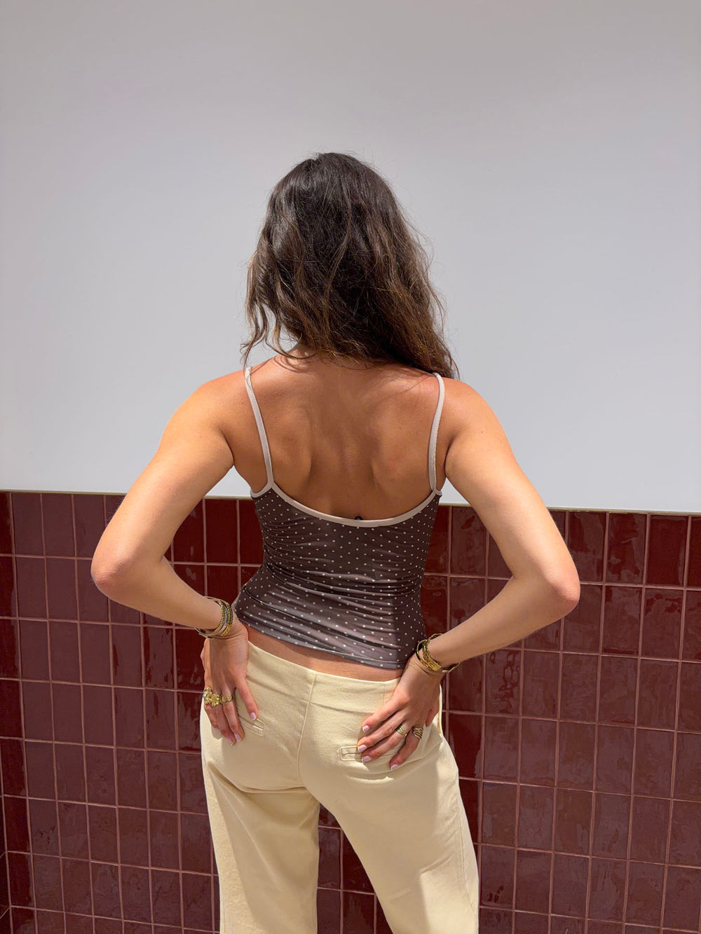 Esmaralda top med polkaprikker - Brun/beige