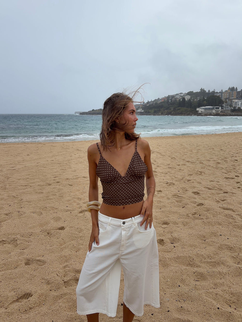 Melissa top med polkaprikker - Brun/hvid