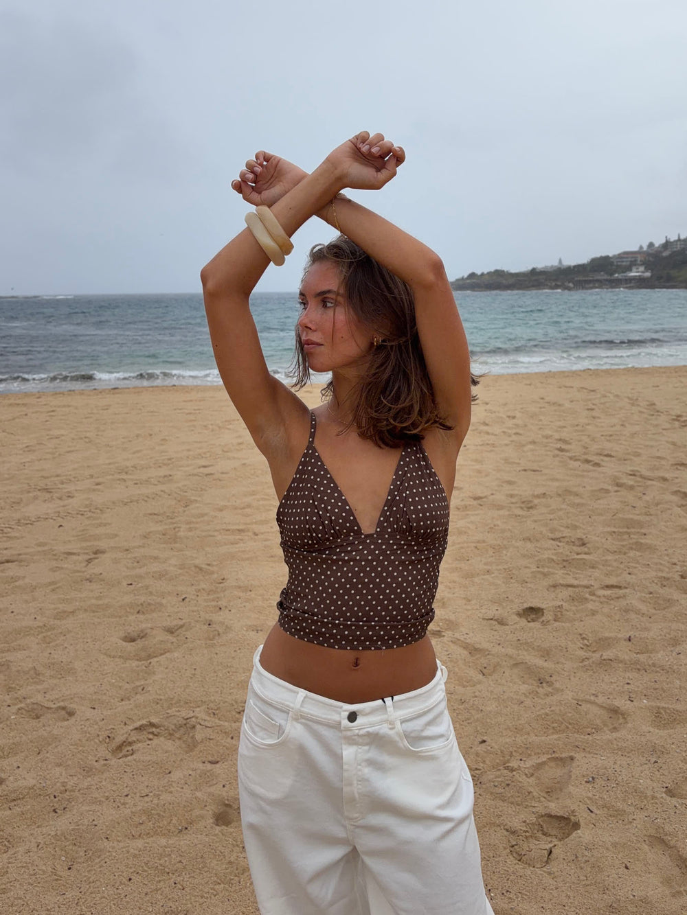 Melissa top med polkaprikker - Brun/hvid