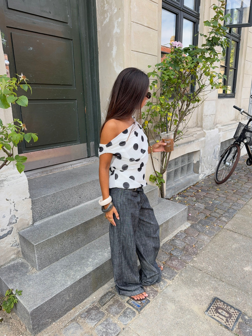 Lily top med polkaprikker - Hvid/sort