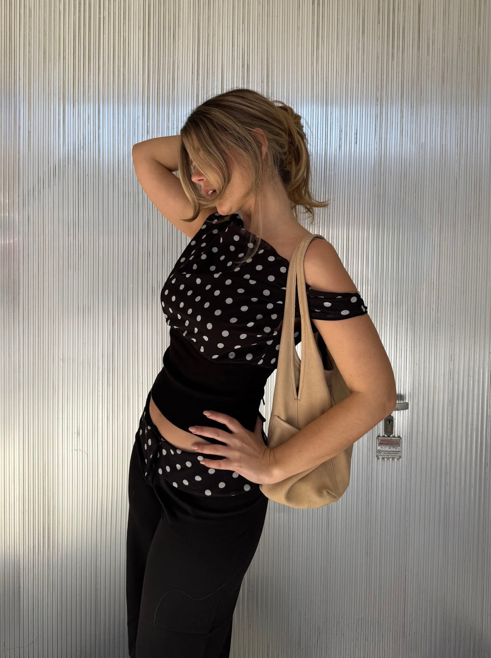 Kimmie top med polkaprikker - Sort/hvid