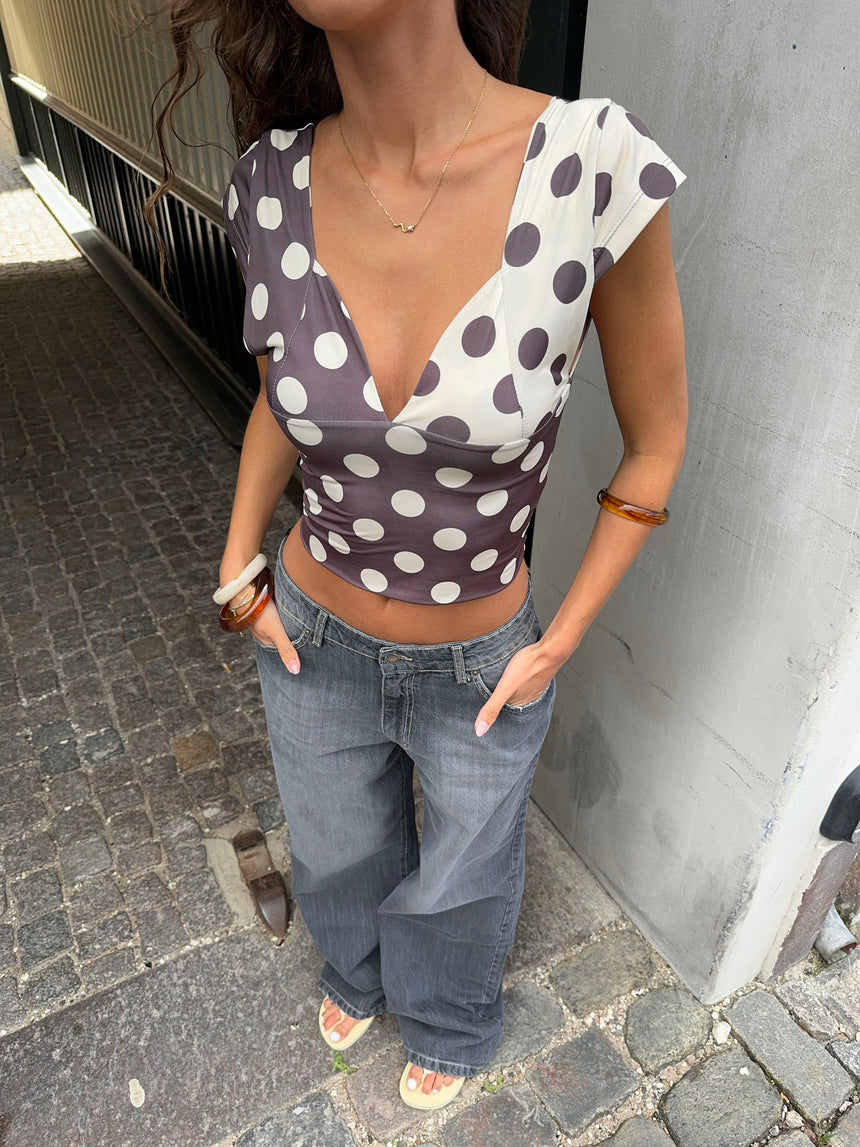 Nickeline v-neck top med polka prikker - Brun/off white